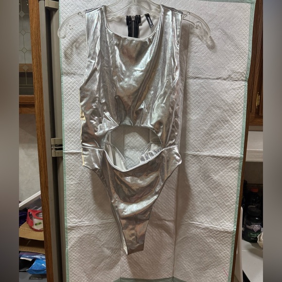 PrettyLittleThing Metallic Silver Bodysuit - Picture 1 of 4